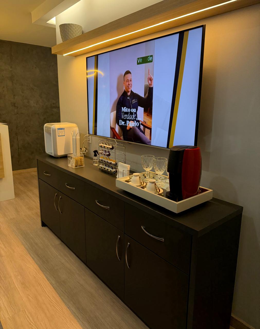 Recepção e sala de espera aconchegante da PR Barbosa Odontologia